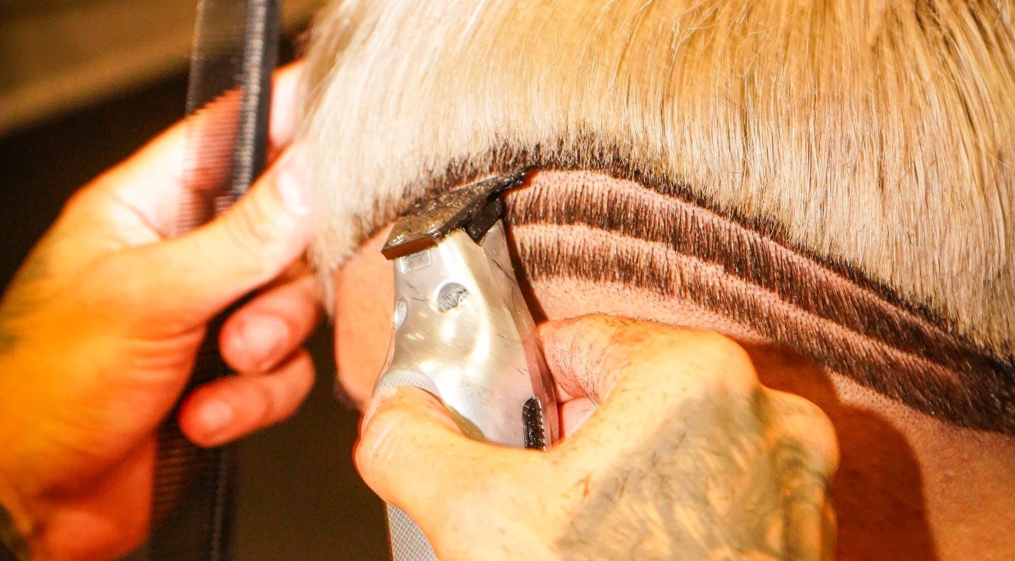 Corte de cabello preciso en CAPITAL CHAPINERO, Bogotá, Cundinamarca, CO, resaltando el detalle artístico.