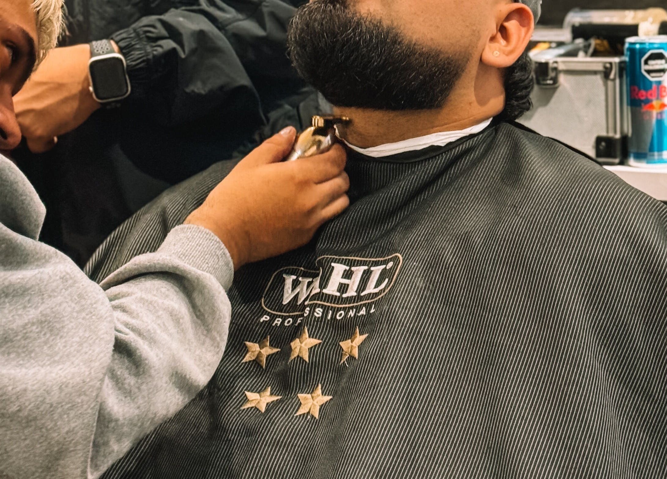 Barbero recortando barba en CAPITAL CHAPINERO, Bogotá, Cundinamarca, CO.