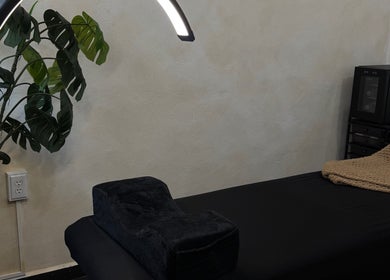 Calm treatment room at GLOSSBEAUTY SALÓN in Tampico, Tamaulipas, MX with a cozy bed and ambient lighting.