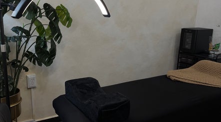 Calm treatment room at GLOSSBEAUTY SALÓN in Tampico, Tamaulipas, MX with a cozy bed and ambient lighting.