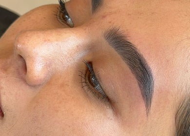 Expertly shaped brows at GLOSSBEAUTY SALÓN, Tampico, Tamaulipas, MX showcase precise beauty care.