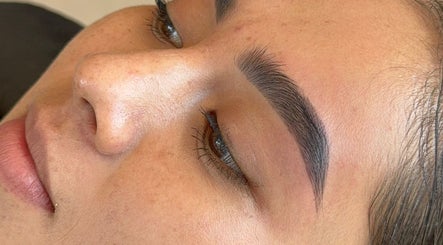 Expertly shaped brows at GLOSSBEAUTY SALÓN, Tampico, Tamaulipas, MX showcase precise beauty care.