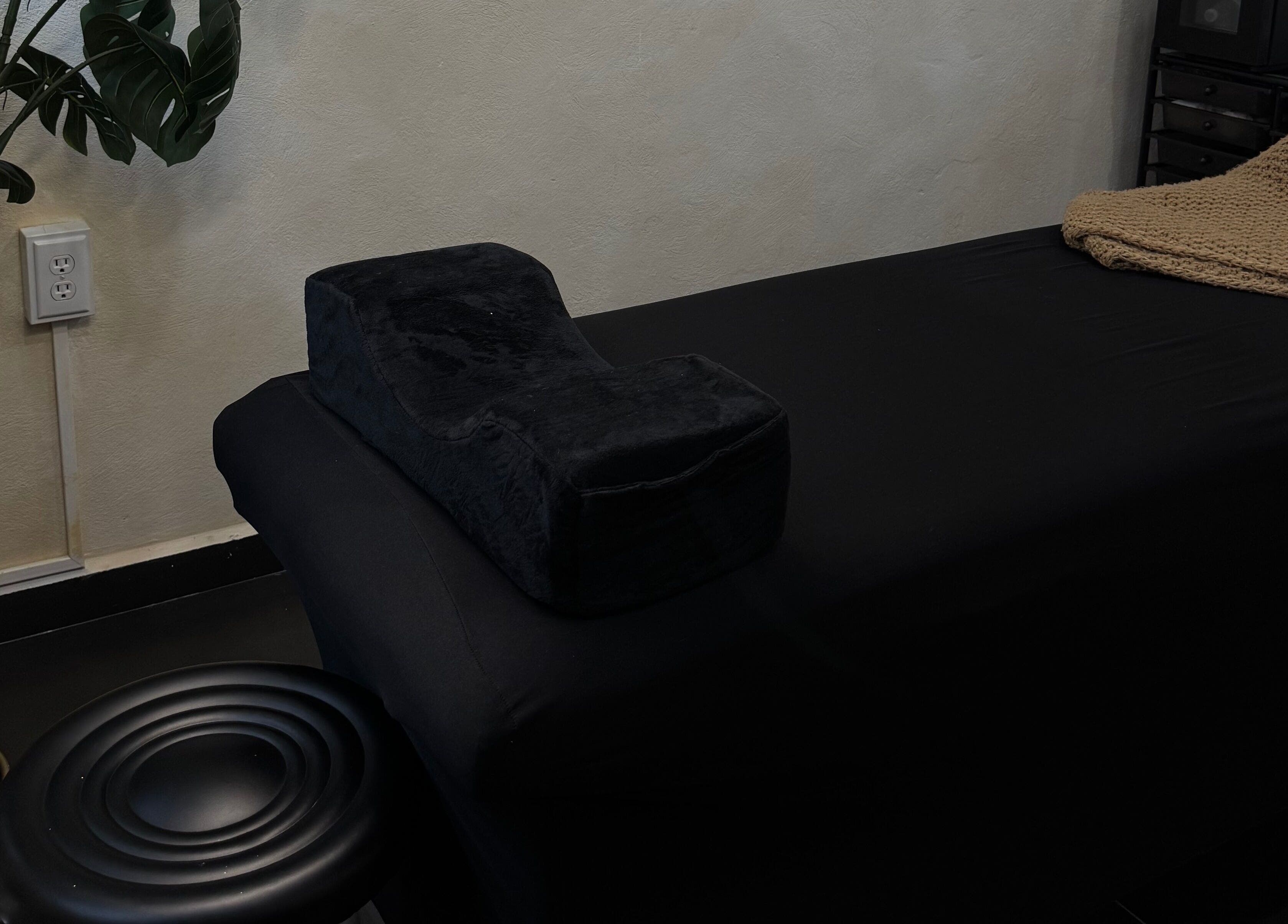 Comfortable treatment table at GLOSSBEAUTY SALÓN, Tampico, Tamaulipas, MX.