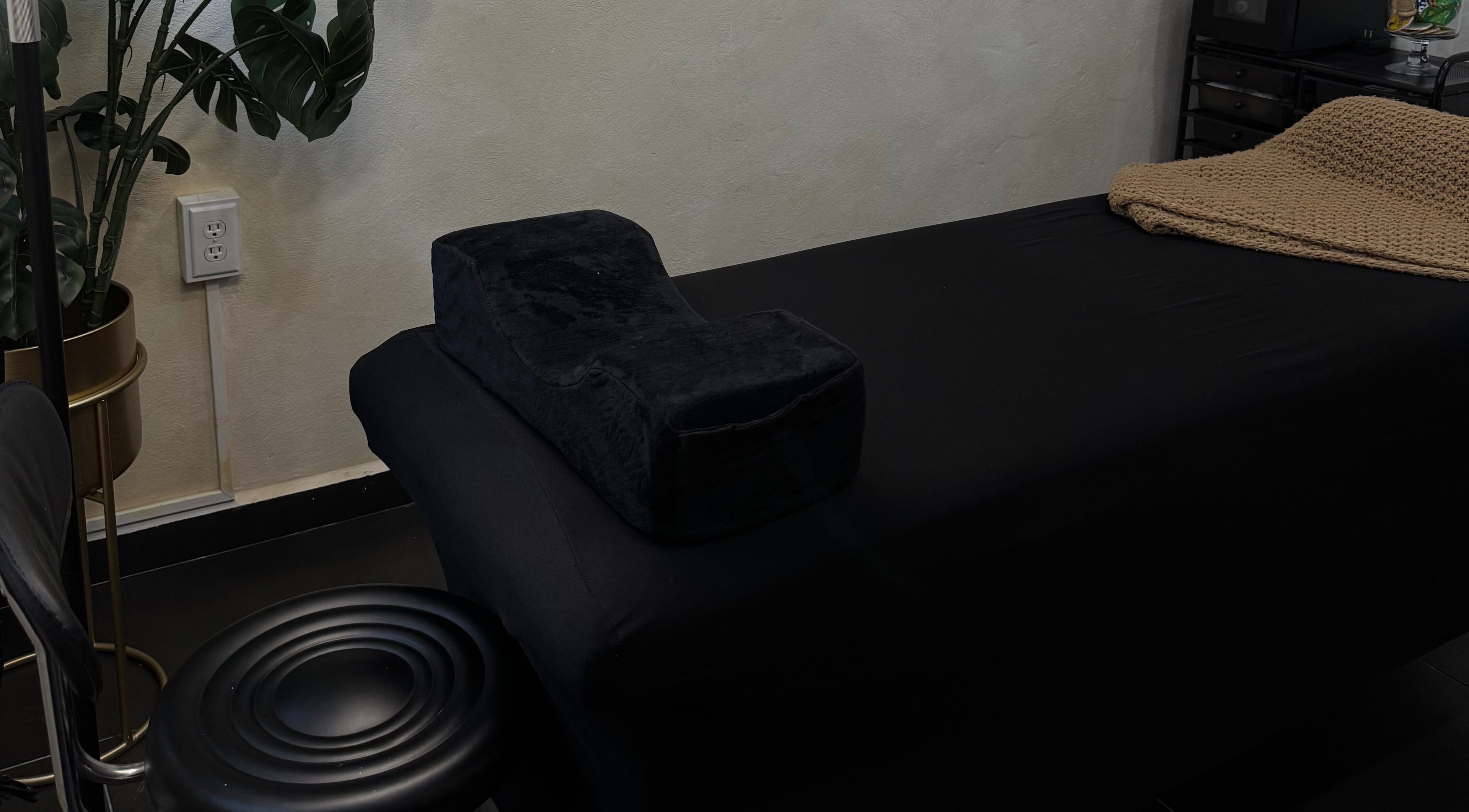 Comfortable treatment table at GLOSSBEAUTY SALÓN, Tampico, Tamaulipas, MX.