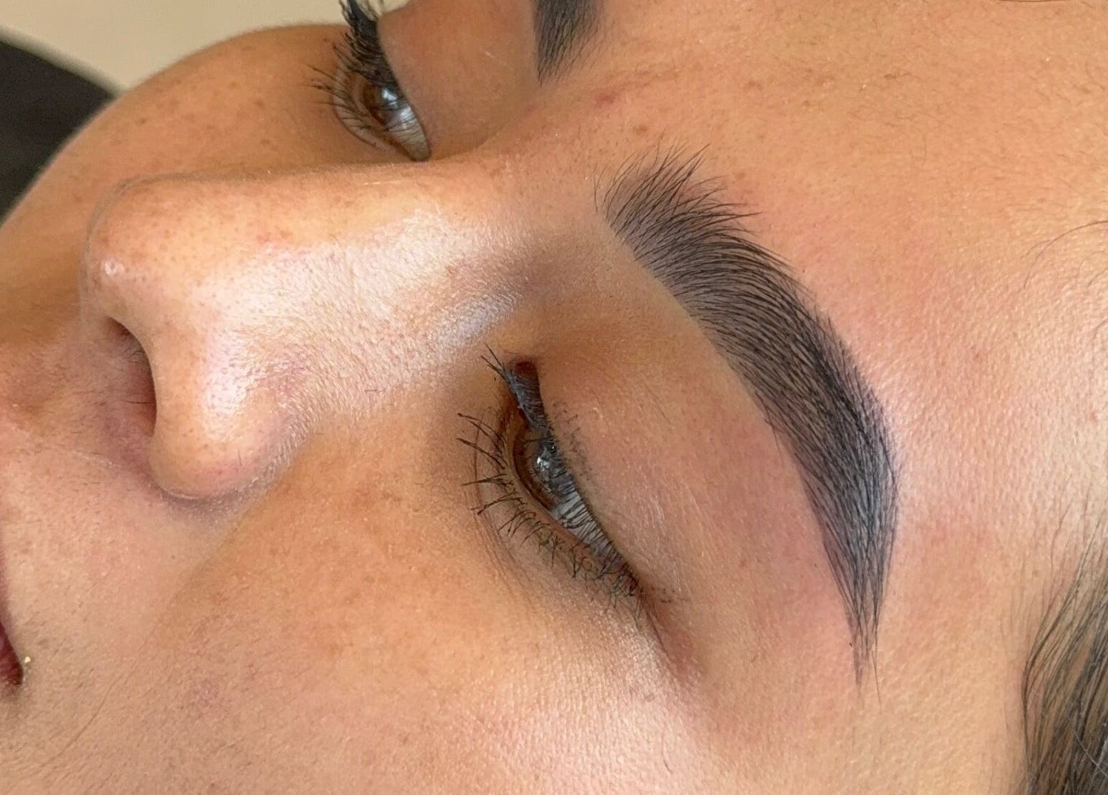 Close-up of perfectly groomed eyebrows at GLOSSBEAUTY SALÓN, Tampico, Tamaulipas, MX.