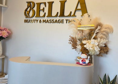 Quầy lễ tân tại Bella Beauty Massage Therapy Bankstown, New South Wales, AU với hoa và trang trí thanh lịch.