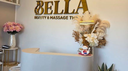 Quầy lễ tân tại Bella Beauty Massage Therapy Bankstown, New South Wales, AU với hoa và trang trí thanh lịch.