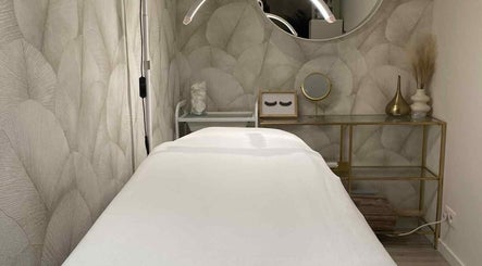 Luxurious treatment room at GENT BEAUTY PMU & Laser Hair removal in Gent, Vlaanderen, BE, featuring relaxing decor.