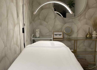 Calm treatment room at GENT BEAUTY PMU & Laser Hair Removal, Gent, Vlaanderen, BE, featuring elegant decor.
