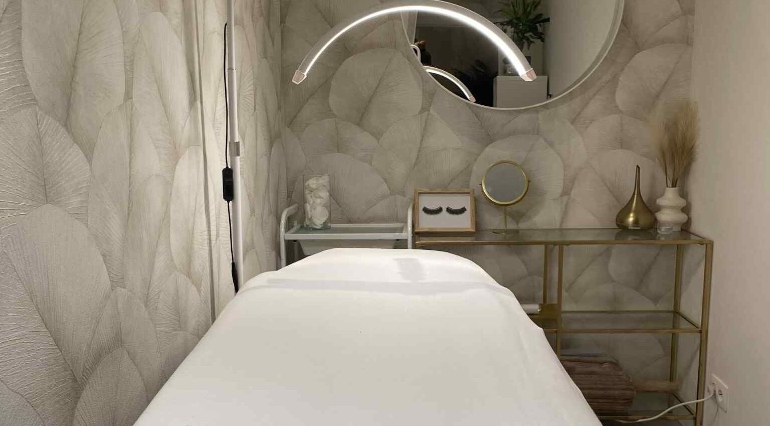 Calm treatment room at GENT BEAUTY PMU & Laser Hair Removal, Gent, Vlaanderen, BE, featuring elegant decor.