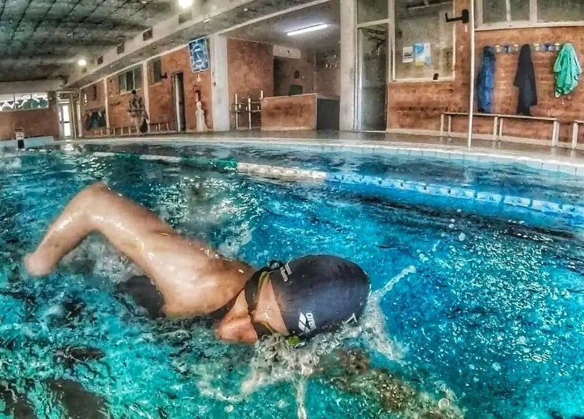 Piscina coperta a EmmeciSport Roma, Lazio, IT con nuotatore in azione.