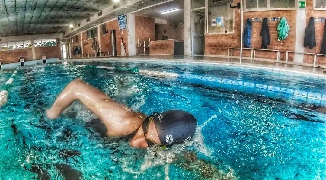 Piscina coperta a EmmeciSport Roma, Lazio, IT con nuotatore in azione.