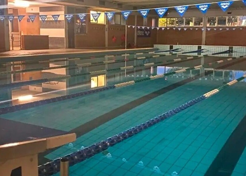 Piscina interna di EmmeciSport a Roma, Lazio, IT, con corsie illuminate ideale per nuoto e relax.