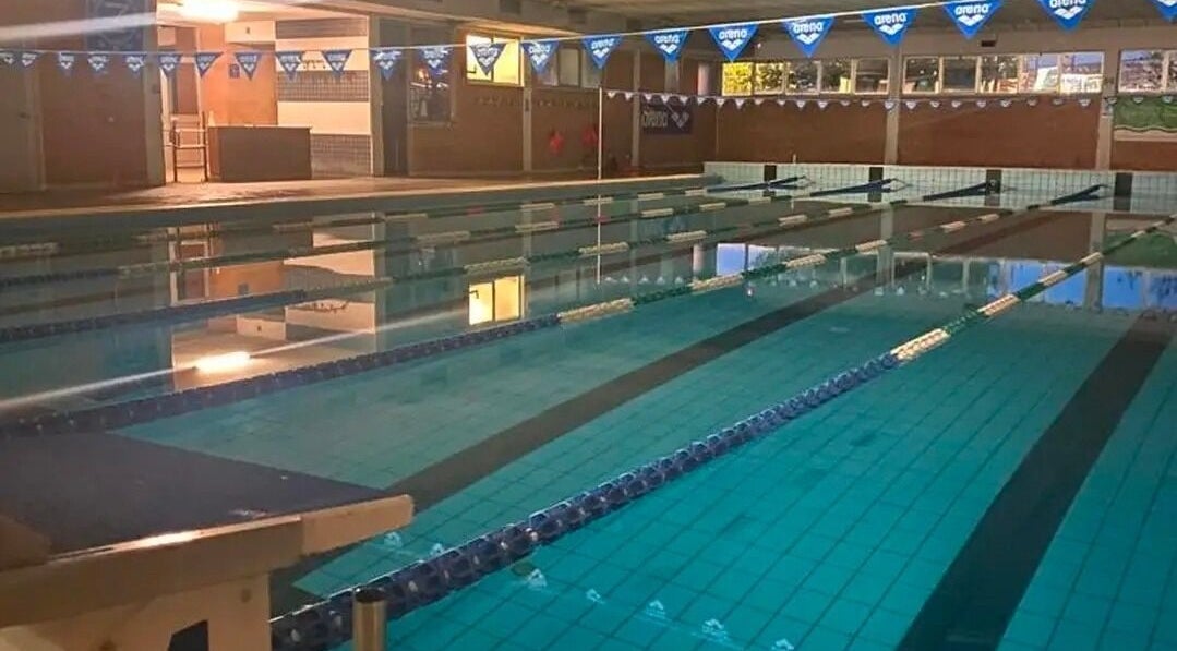 Piscina interna di EmmeciSport a Roma, Lazio, IT, con corsie illuminate ideale per nuoto e relax.