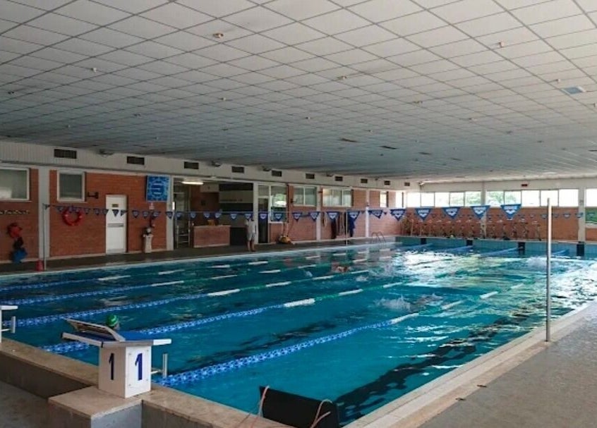 Piscina interna presso EmmeciSport, Roma, Lazio, IT. Ambiente ideale per nuoto e benessere.