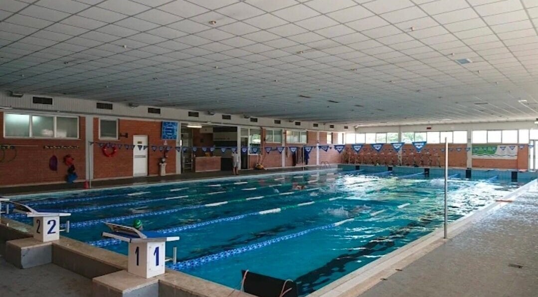 Piscina interna presso EmmeciSport, Roma, Lazio, IT. Ambiente ideale per nuoto e benessere.