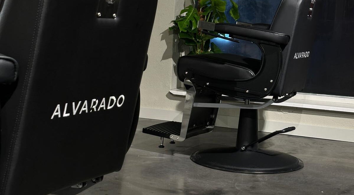 Modern black barber chair at Alvarado Cuts, Utrecht, Utrecht, NL, highlighting premium salon comfort.