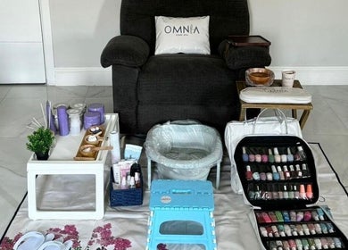 خدمات سبا متكاملة من Omnia Spa Home Service | الرياض في المنزل، مع أدوات العناية والتجميل في الرياض، منطقة الرياض، السعودية.