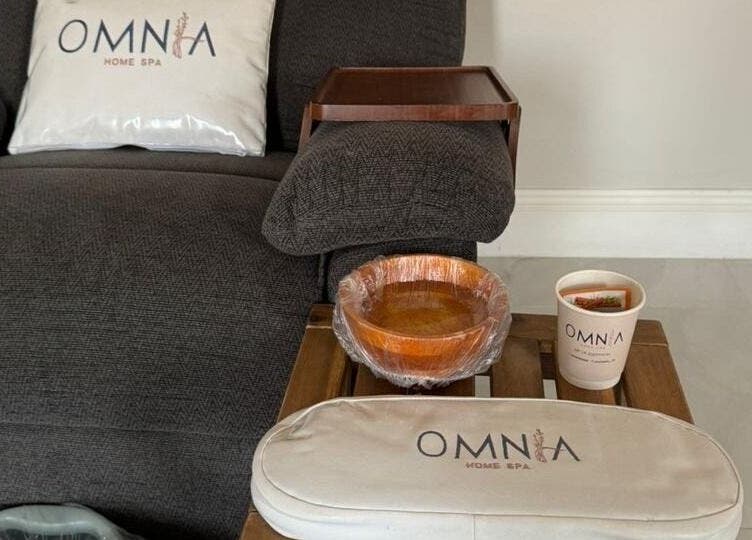 مقعد مريح مع شعار Omnia Spa في خدمة منزلية بالرياض، الرياض، السعودية.