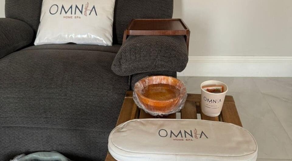 مقعد مريح مع شعار Omnia Spa في خدمة منزلية بالرياض، الرياض، السعودية.