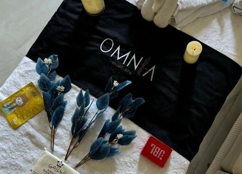 تجربة سبا فاخرة في إومنيا سبا هوم سيرفيس | الرياض، توفر خدمات عناية شاملة مع لمسات زرقاء أنيقة.