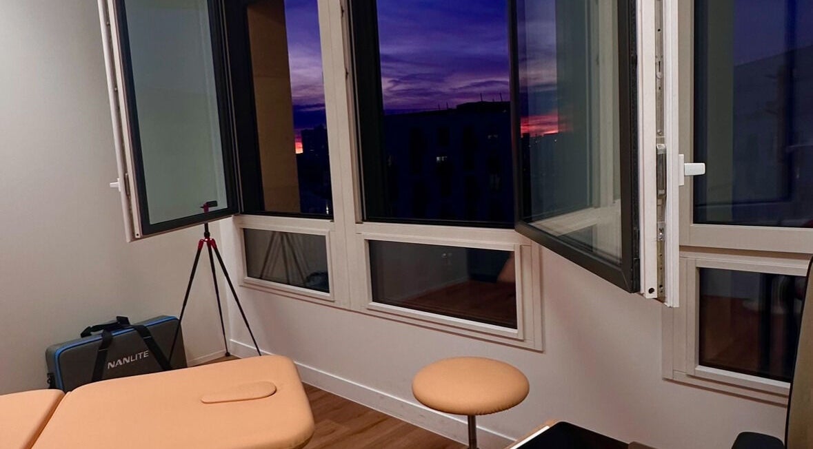 Salle de soins avec vue sur coucher de soleil à The French Therapy, Paris, Île-de-France, FR.