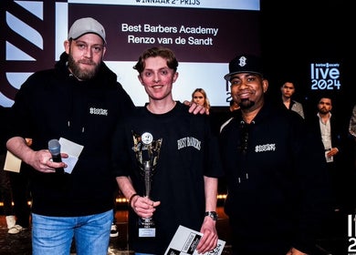 Kappersprijsuitreiking bij Men&Gents, Moergestel, Noord-brabant, NL met een trofee en gelukkige winnaars.