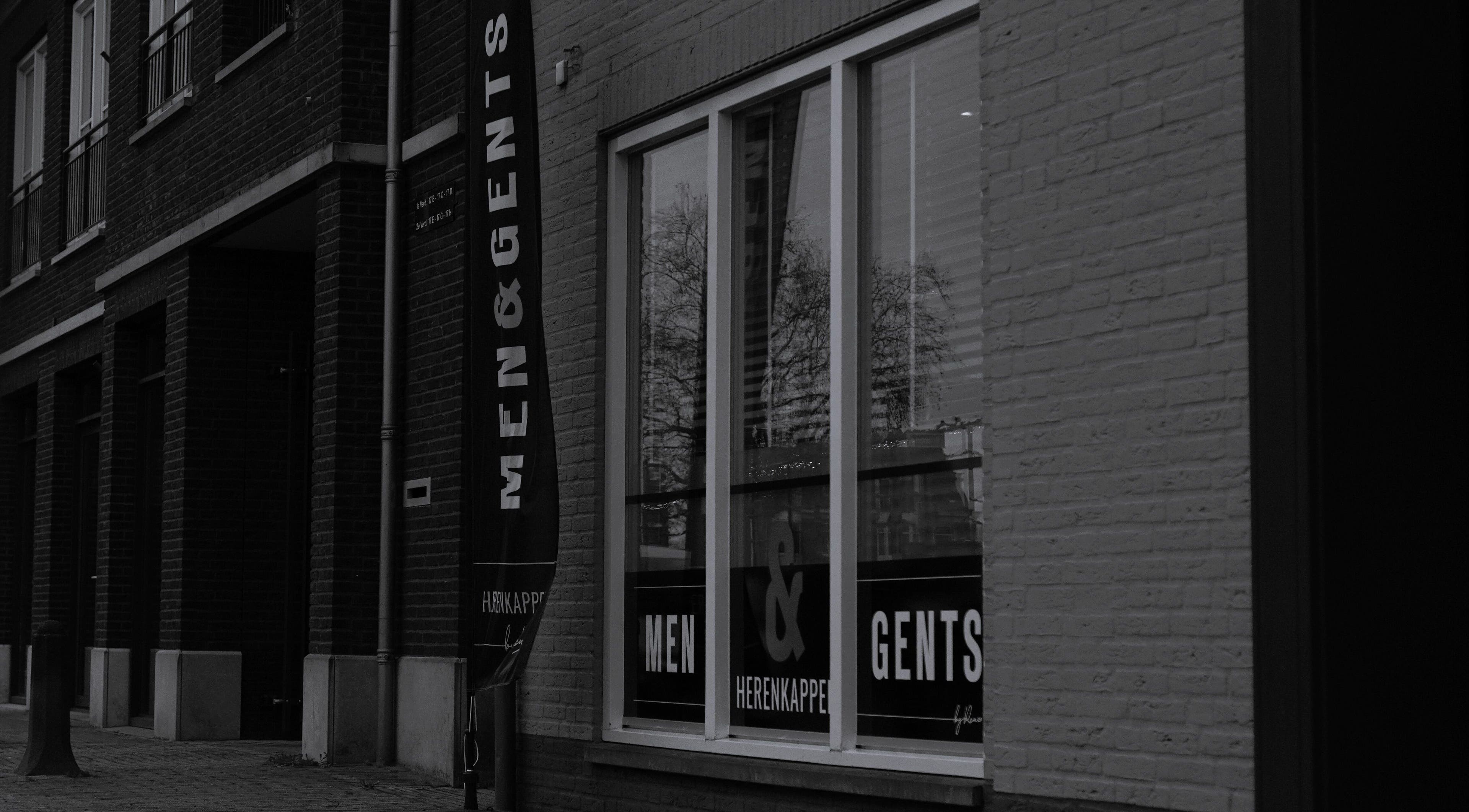 Buitenkant van Men&Gents met moderne gevel in Moergestel, Noord-brabant, NL.