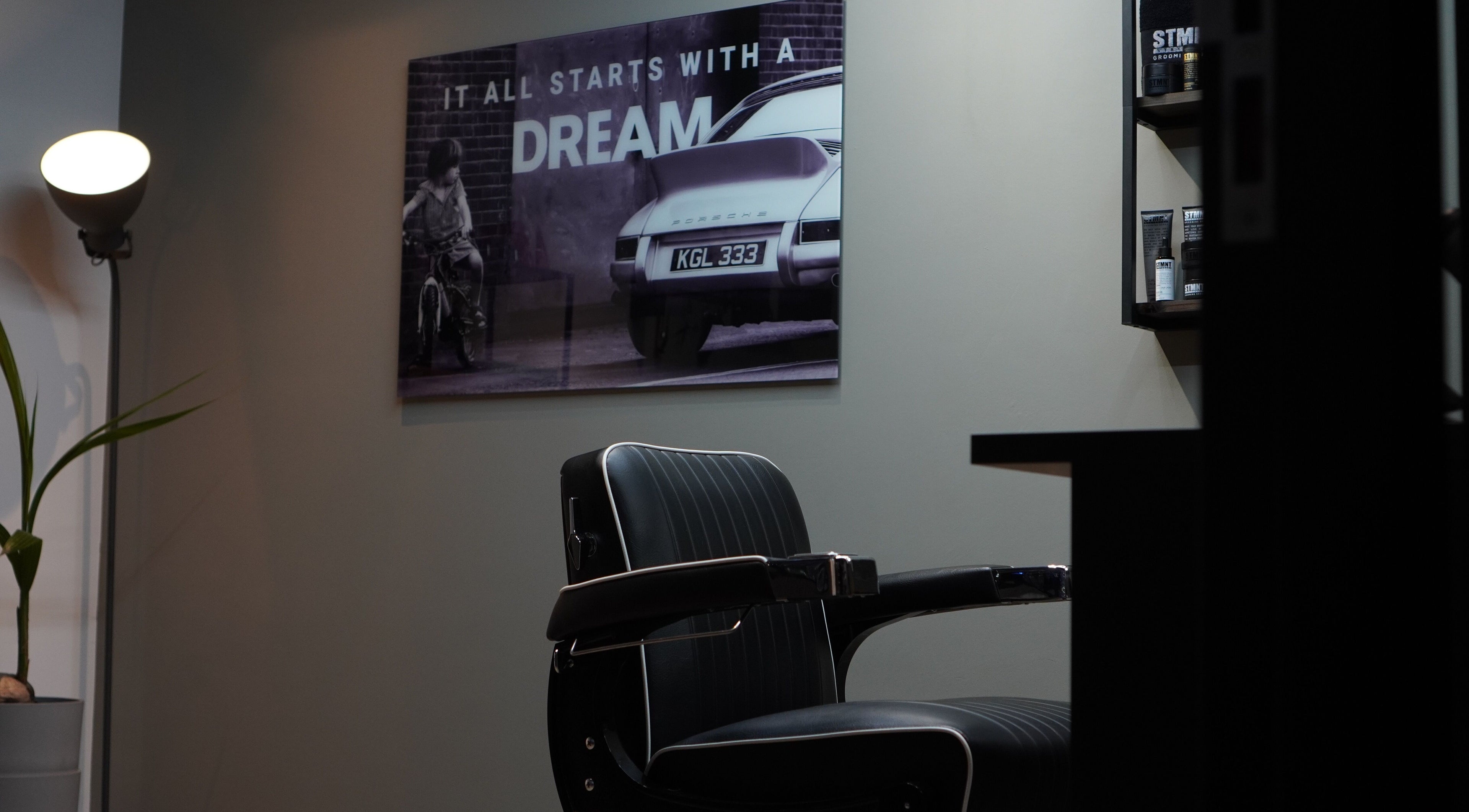 Moderne kappersstoel en inspirerende poster bij Men&Gents in Moergestel, Noord-brabant, NL.