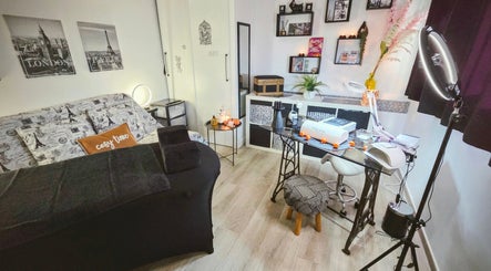 Espace de bien-être Atoutbeaute.84 à Sorgues, Provence comprenant un canapé cosy et décor moderne.