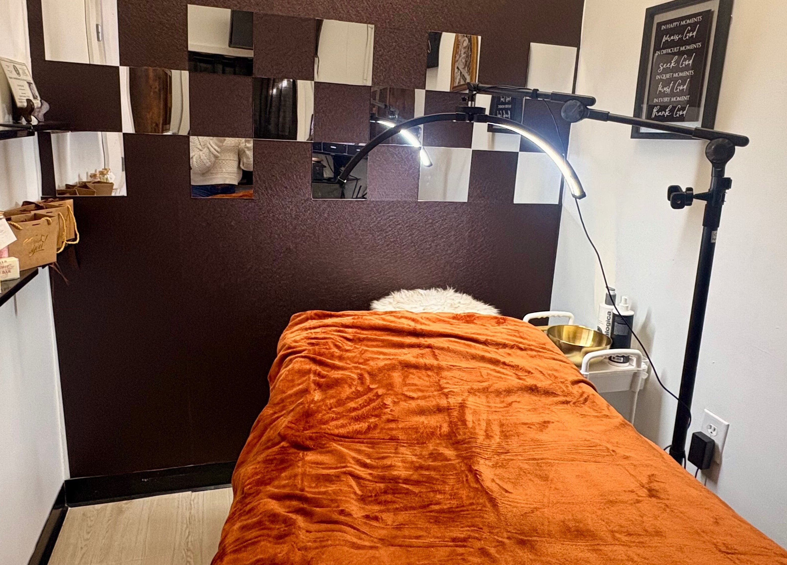 Cozy spa room at Noire Naturels Aesthetics in Dallas, Texas, US featuring an inviting massage bed.