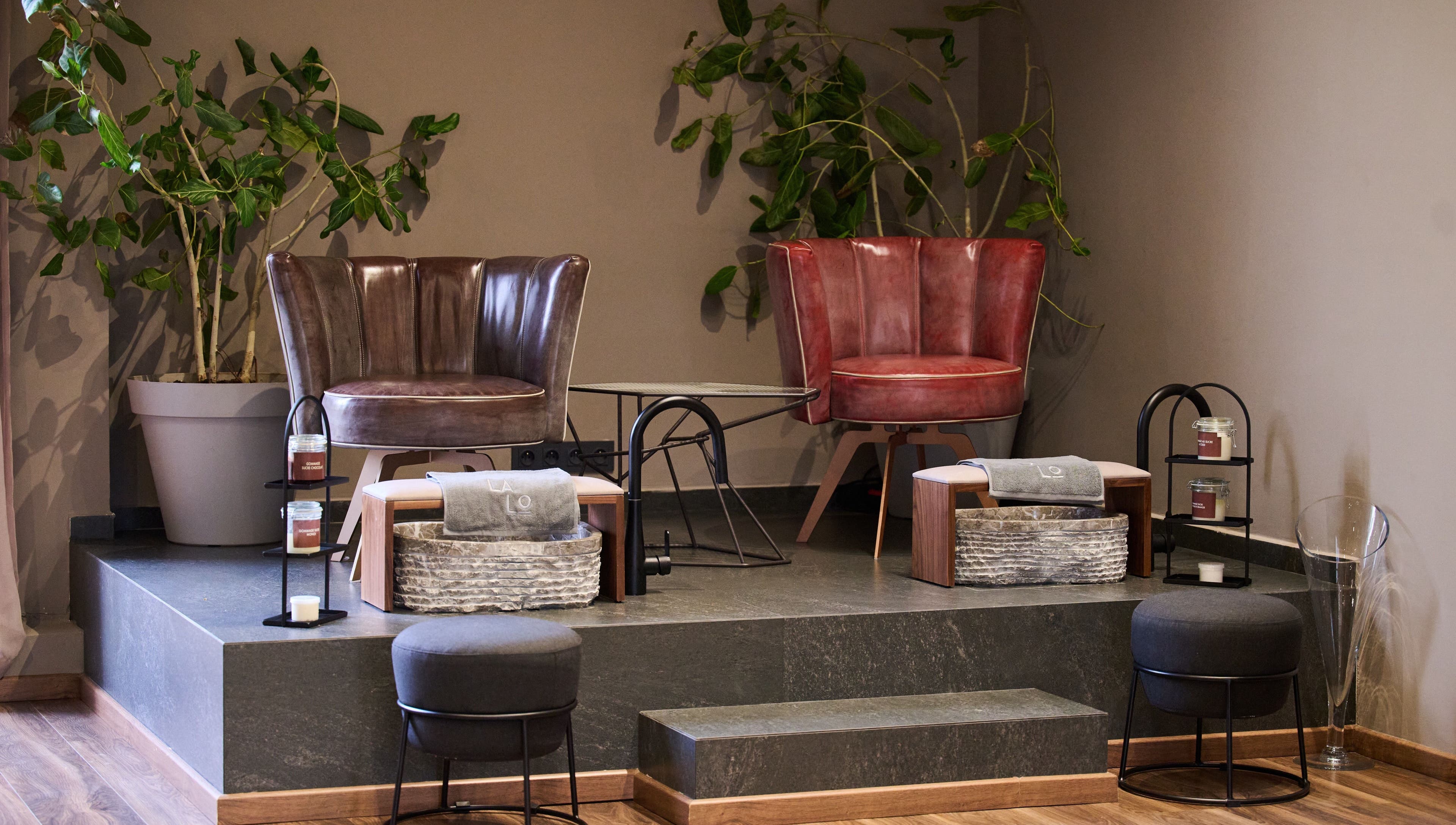Relaxing seating area at Lalo Beauty, Casablanca. Elegant chairs and decor for a serene experience.