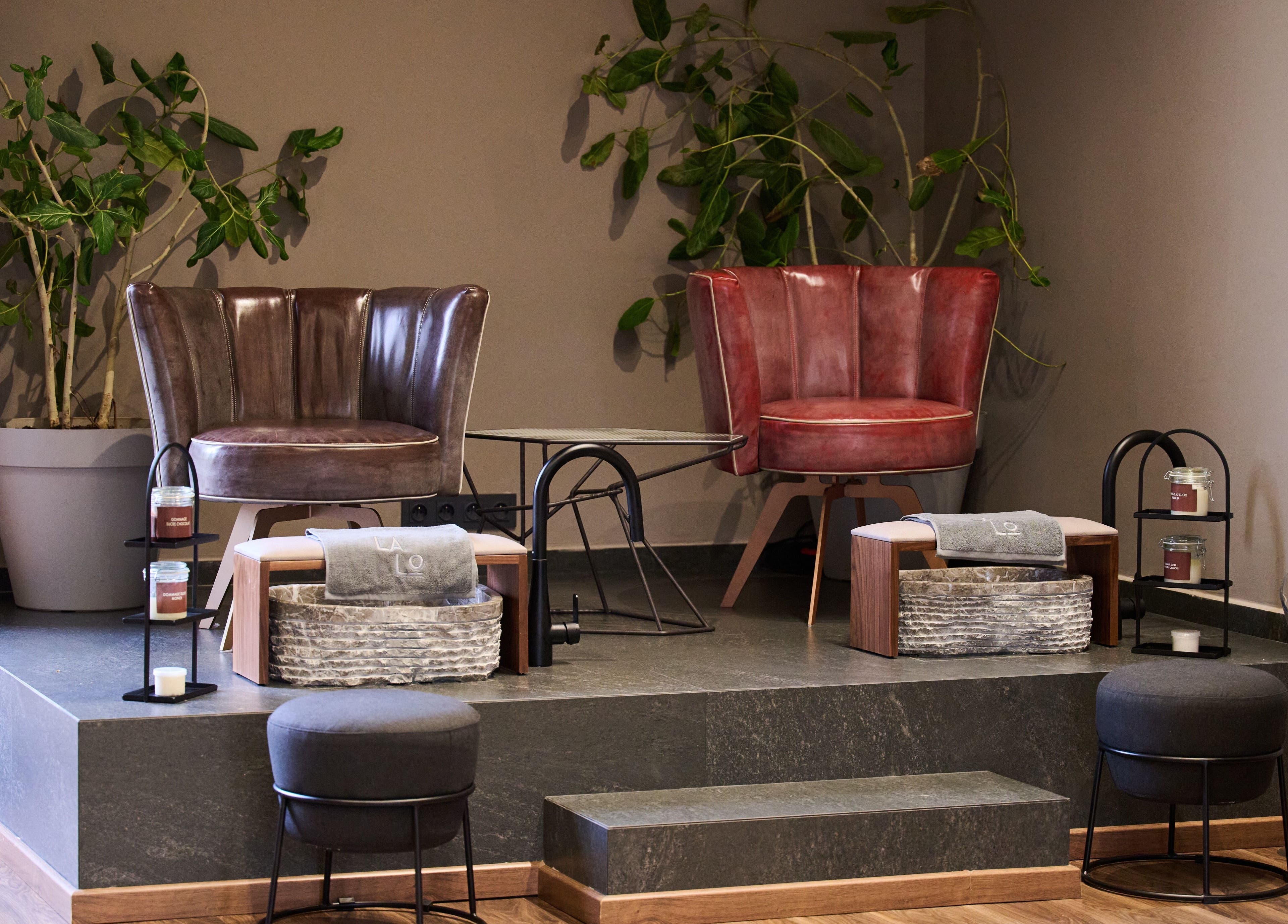 Relaxing seating area at Lalo Beauty, Casablanca. Elegant chairs and decor for a serene experience.
