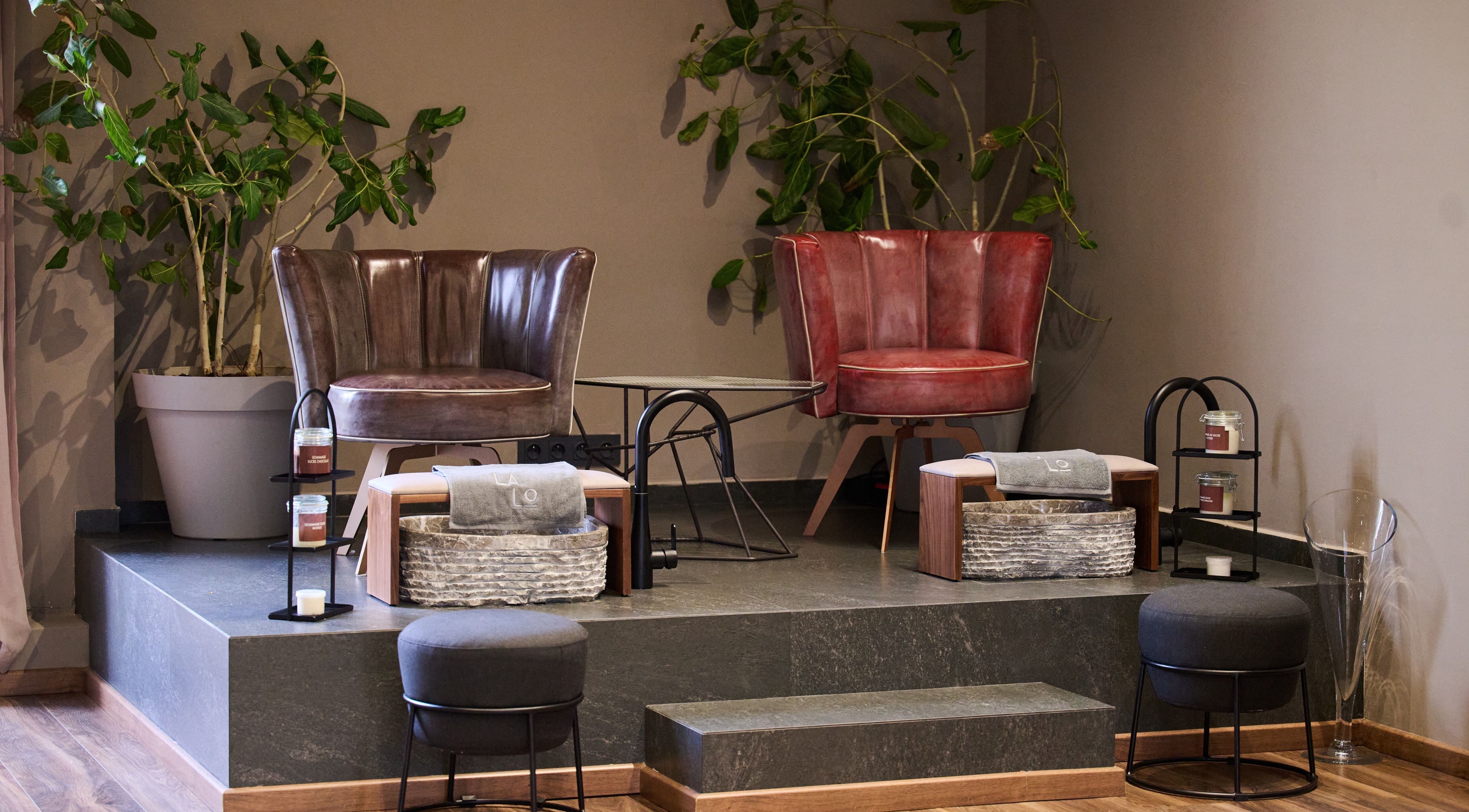 Relaxing seating area at Lalo Beauty, Casablanca. Elegant chairs and decor for a serene experience.