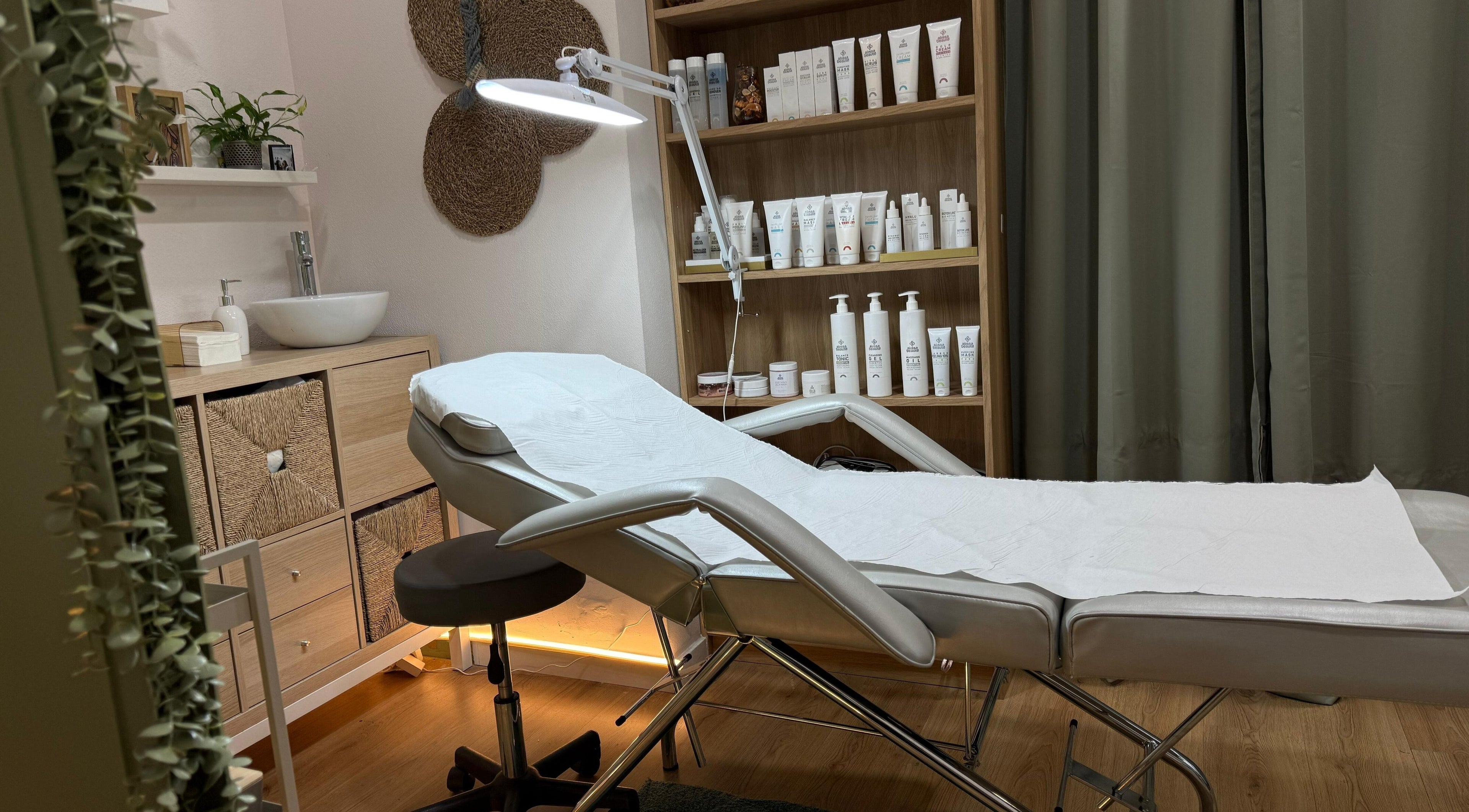 Sala de tratamento em Studio Tawane Araujo, Lisboa, Lisboa, PT, decorada com produtos de beleza.