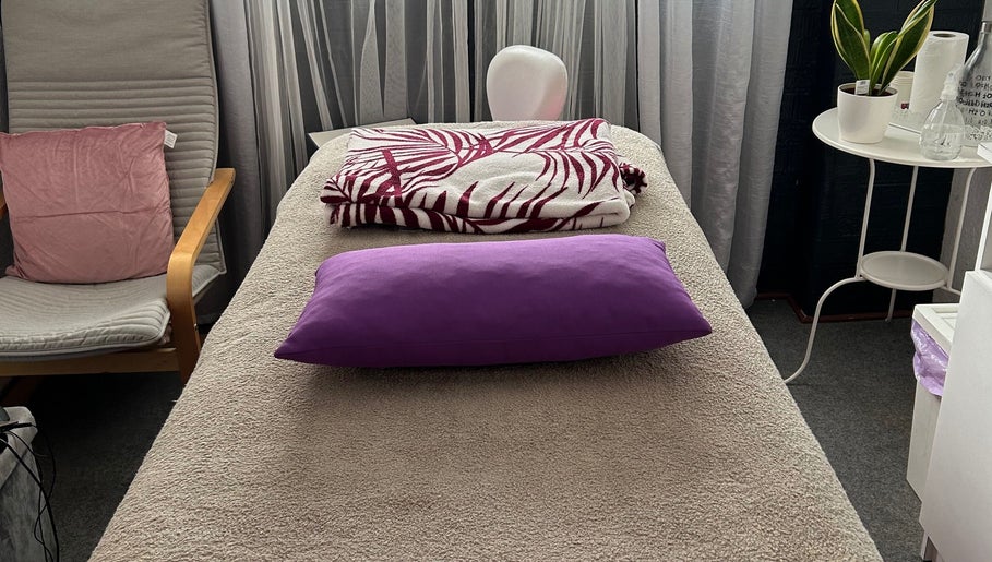Sala de terapia em Tranquilamente Terapias, Agualva-Cacém, Lisboa, PT, com cama de massagem e almofada roxa.