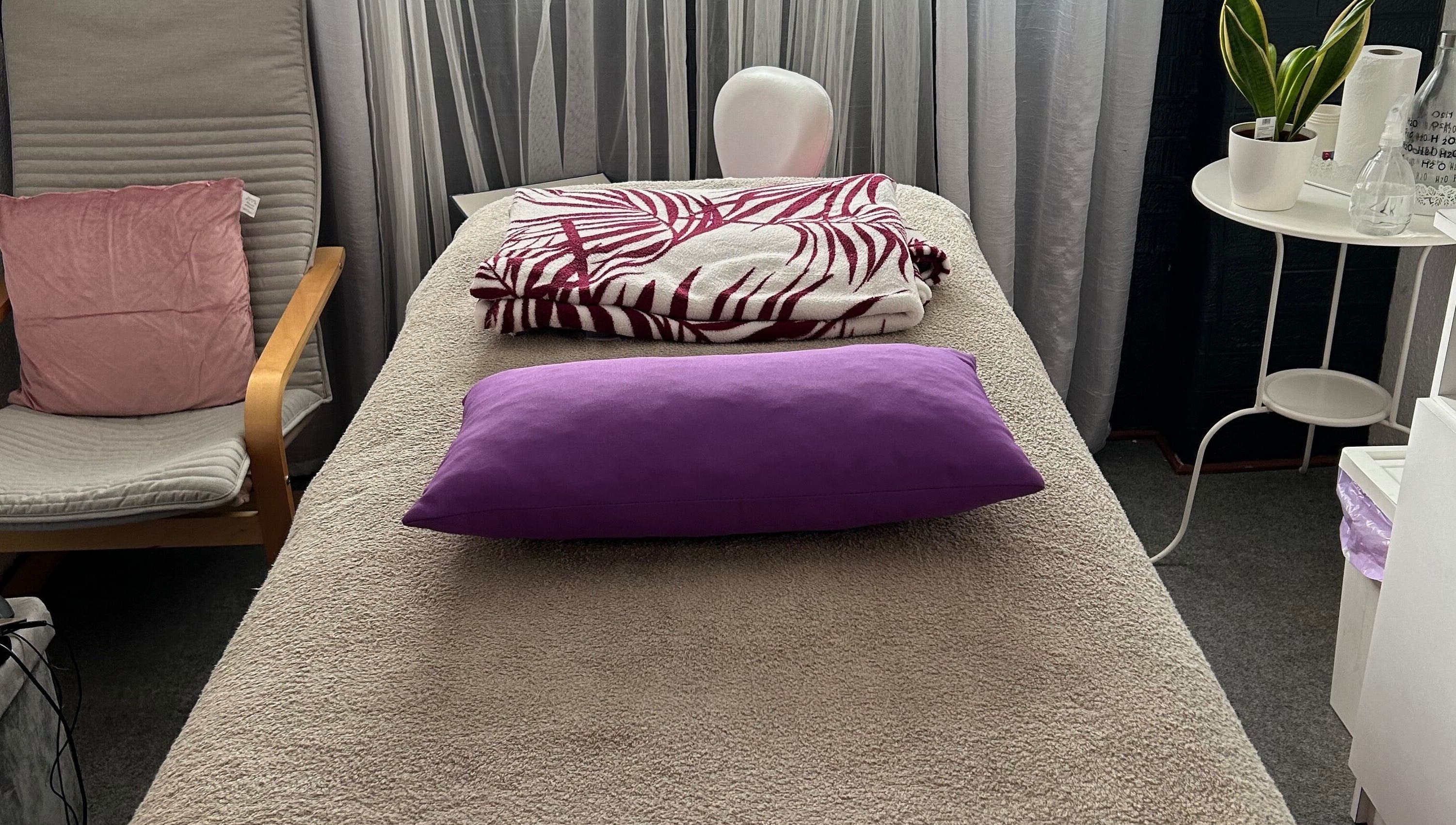 Sala de terapia em Tranquilamente Terapias, Agualva-Cacém, Lisboa, PT, com cama de massagem e almofada roxa.