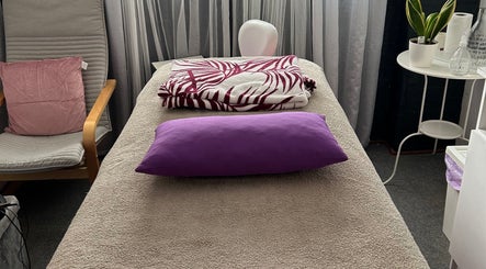 Sala de terapia em Tranquilamente Terapias, Agualva-Cacém, Lisboa, PT, com cama de massagem e almofada roxa.