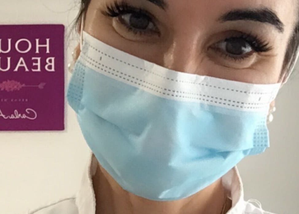 Profissional em máscara na Tranquilamente Terapias, Agualva-Cacém, Lisboa, PT, exalando tranquilidade.