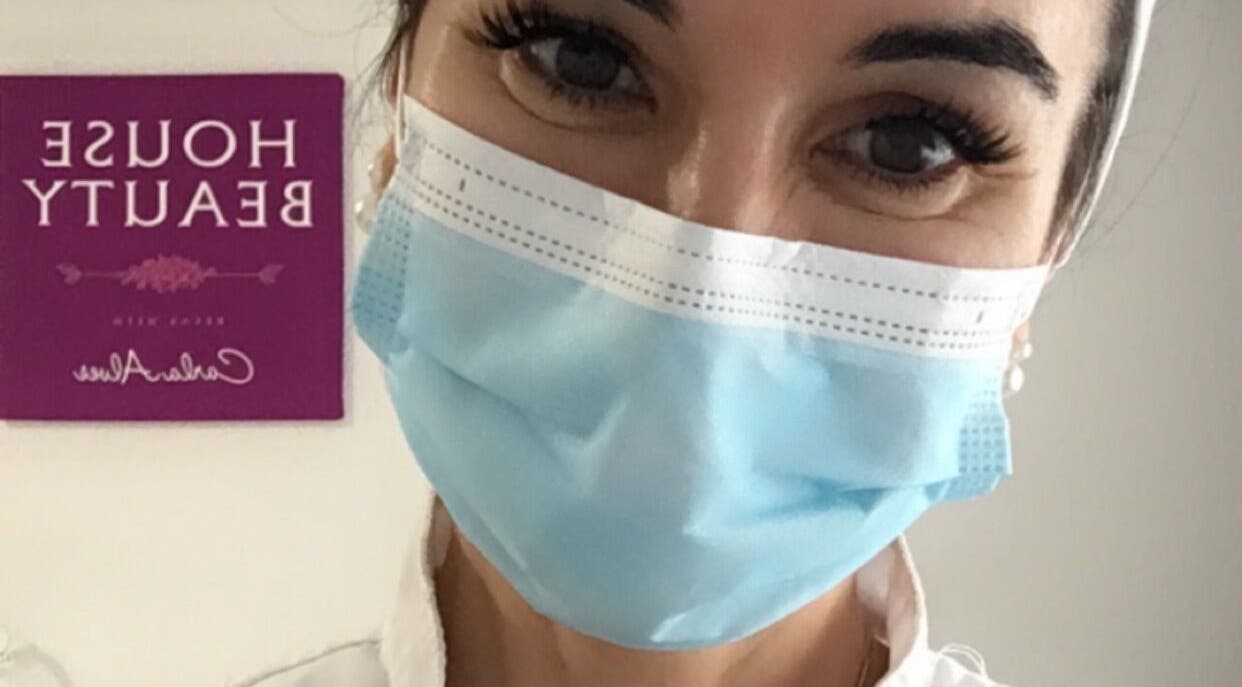 Profissional em máscara na Tranquilamente Terapias, Agualva-Cacém, Lisboa, PT, exalando tranquilidade.