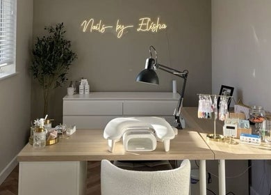Modern nail studio in Artisa Studio, Maule, Maule, CL, featuring stylish decor and natural lighting.