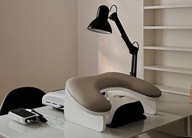 Cozy massage station at Artisa Studio, Maule, Maule, CL: inviting workspace with modern equipment.