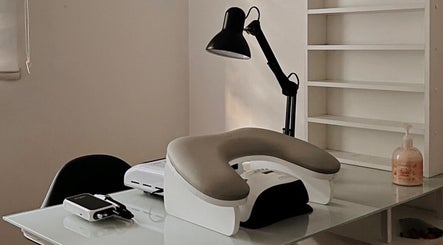 Cozy massage station at Artisa Studio, Maule, Maule, CL: inviting workspace with modern equipment.