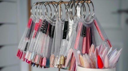 Colorful nail polish samples on display at Artisa Studio, Maule, Maule, CL, showcasing diverse shades.
