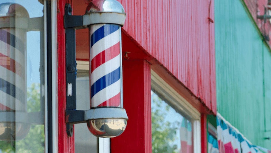 Poste barbería en la entrada de Peluquería de ESCINF, San Bernardo, Región Metropolitana, CL.