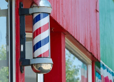 Poste barbería en la entrada de Peluquería de ESCINF, San Bernardo, Región Metropolitana, CL.