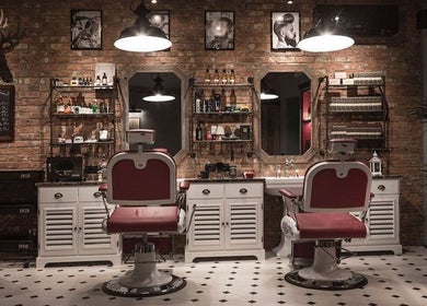 Interior de Peluqueria de ESCINF en San Bernardo, Región Metropolitana, CL. Ambiente moderno e industrial.