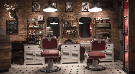 Interior de Peluqueria de ESCINF en San Bernardo, Región Metropolitana, CL. Ambiente moderno e industrial.