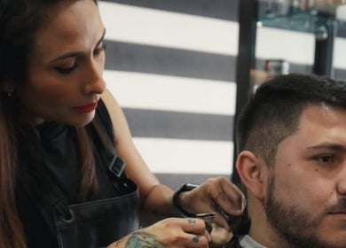 Estilista en Peluqueria de ESCINF cortando cabello en San Bernardo, Región Metropolitana, CL.