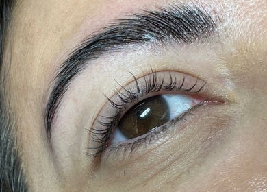 A close-up of perfectly groomed eyebrows at Golden Empire, Xgħajra, MT. Discover beauty and wellness elegance.